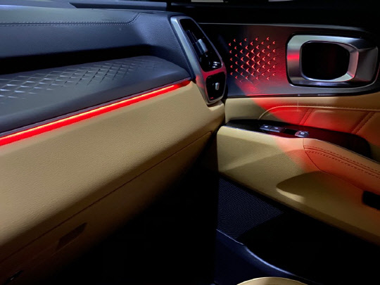 쏘렌토 하이브리드 1열 앰비언트 라이트.<장우진 기자>